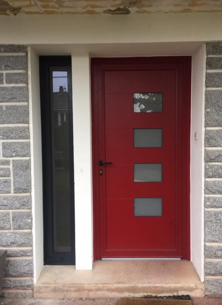 Porte d'entrée aluminium rouge à hublots posée par SCAL